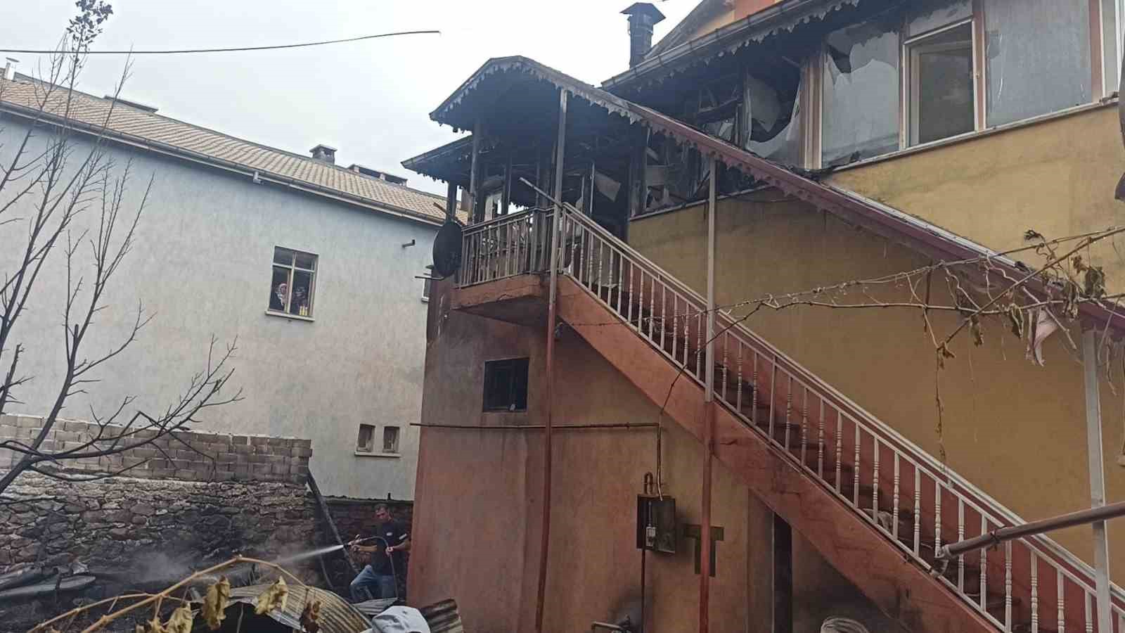 otlari-temizlemek-icin-yaktigi-ates-komsusunun-evini-yakti