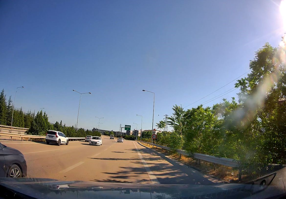 otobanda-ters-seritte-ilerlemeye-basladi-tehlikeli-anlar-kamerada