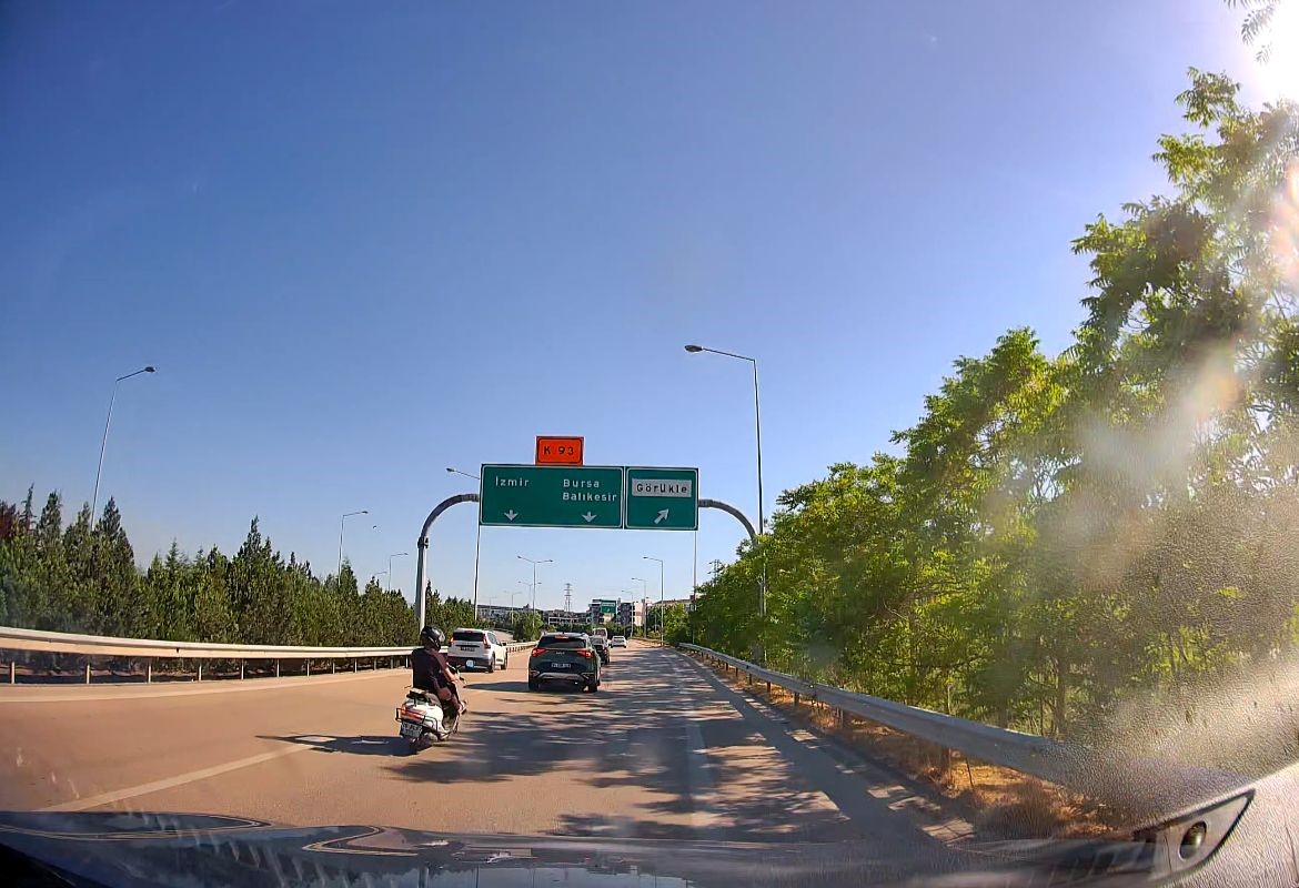 otobanda-ters-seritte-ilerlemeye-basladi-tehlikeli-anlar-kamerada