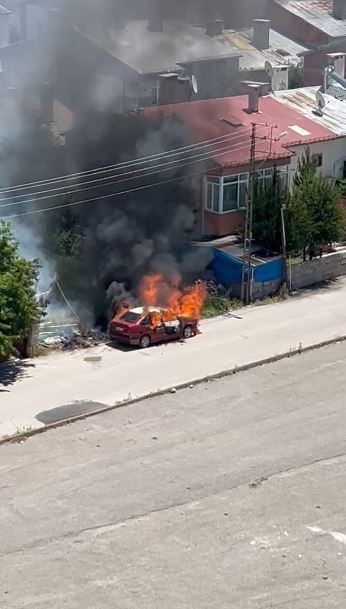 park-halindeki-otomobil-alev-topuna-donerek-kullanilamaz-hale-geldi