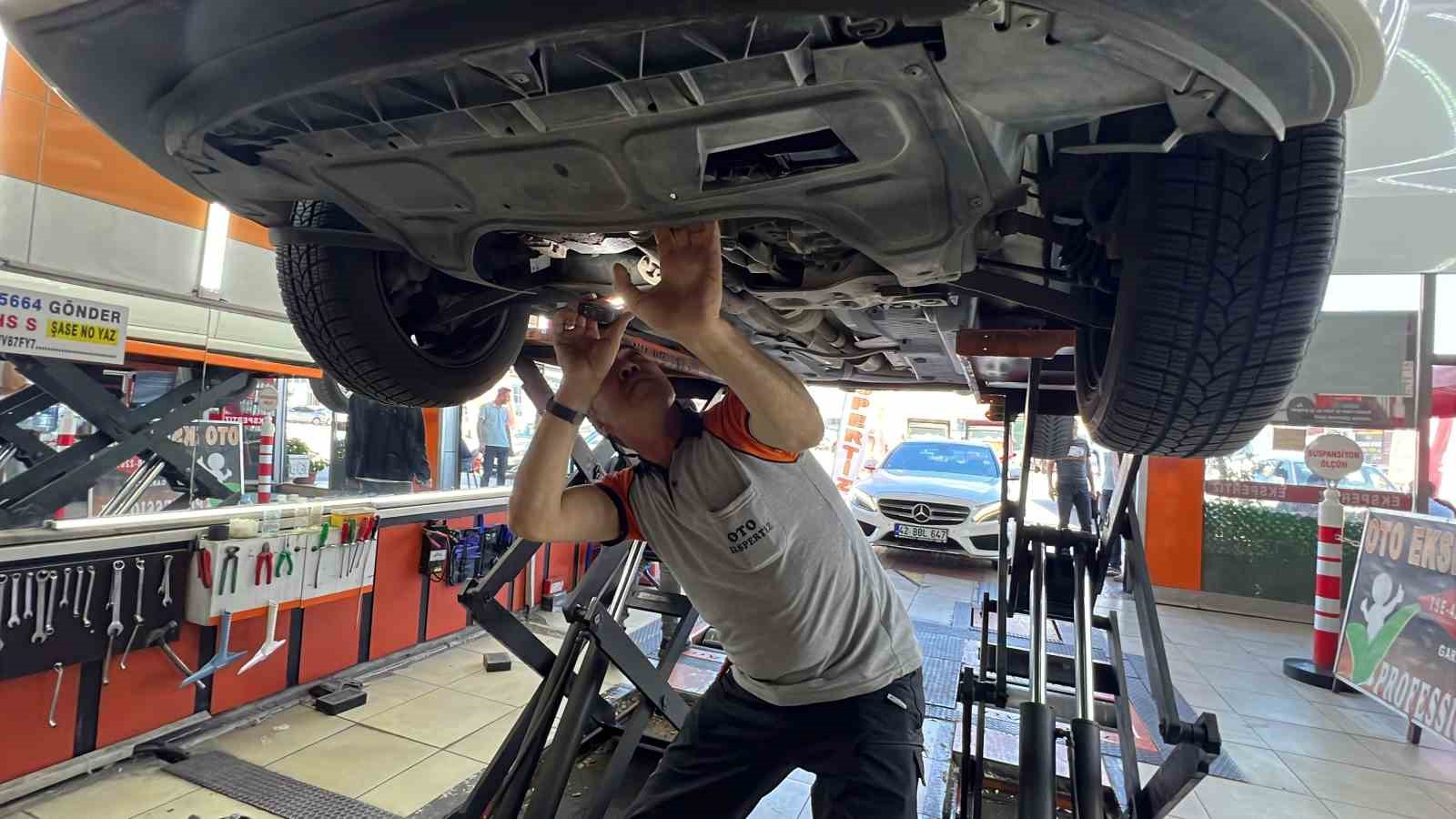 pes-dedirten-goruntu-otomobilin-motorundan-bulasik-teli-cikti