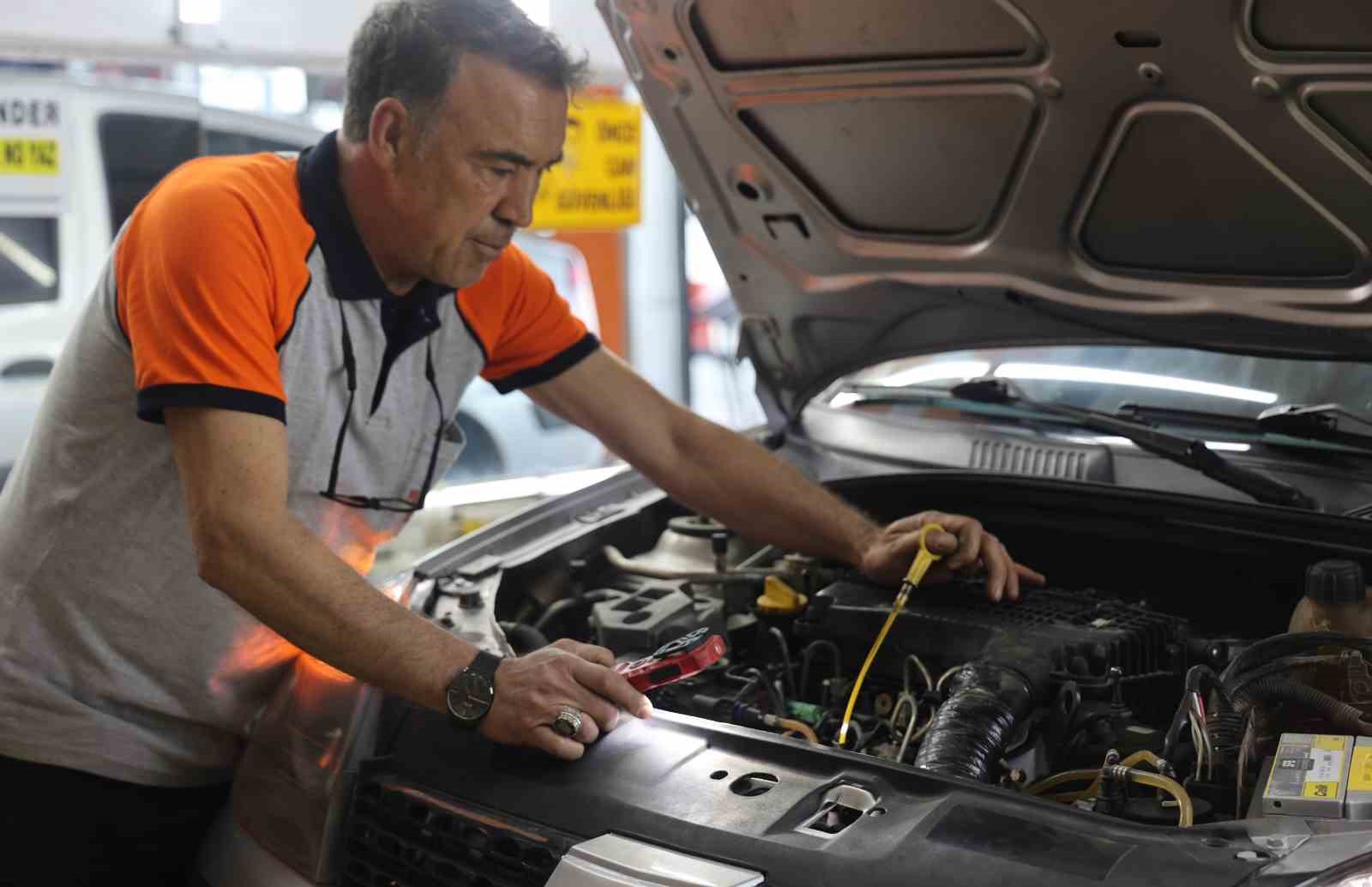 pes-dedirten-goruntu-otomobilin-motorundan-bulasik-teli-cikti