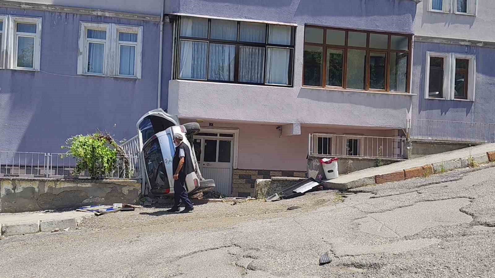 rampa-asagi-kayip-agaca-carpan-otomobil-apartman-girisinde-devrildi-5-yarali