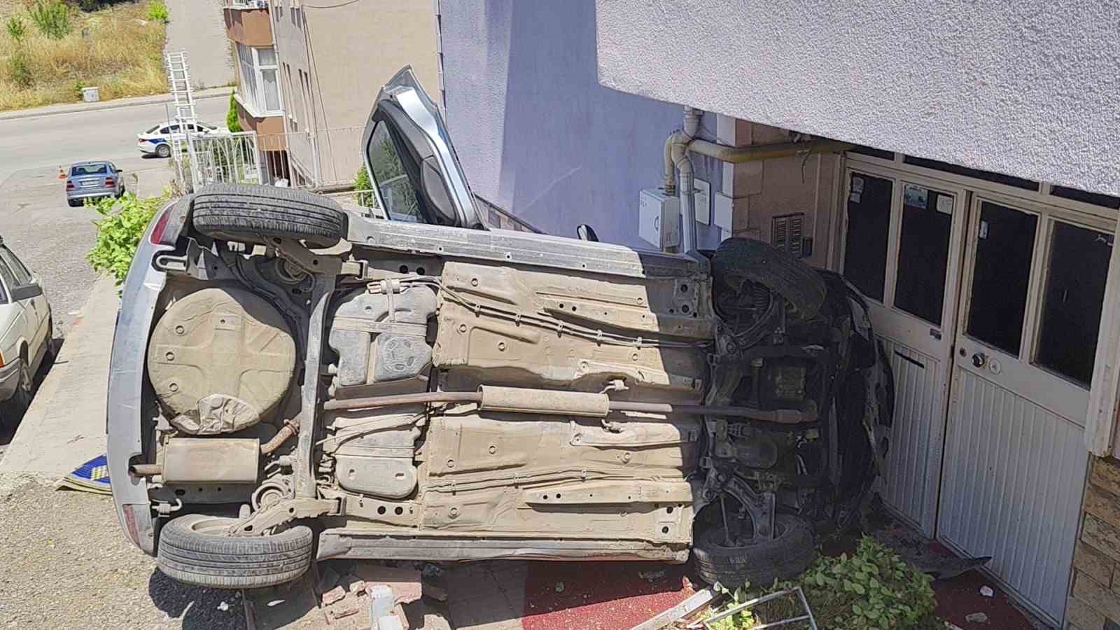 rampa-asagi-kayip-agaca-carpan-otomobil-apartman-girisinde-devrildi-5-yarali