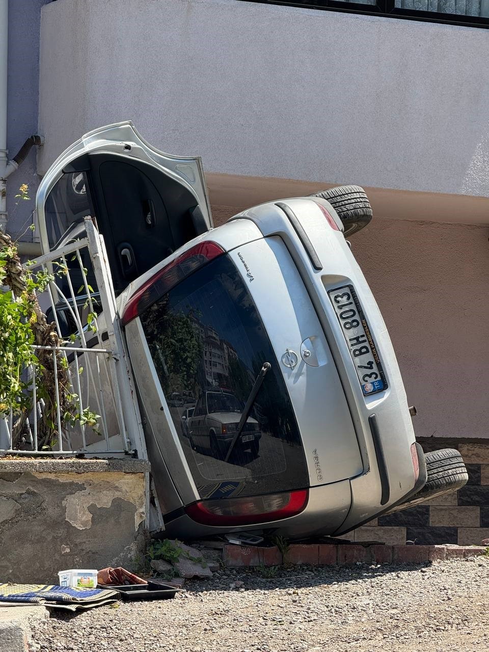 rampa-asagi-kayip-agaca-carpan-otomobil-apartman-girisinde-devrildi-5-yarali