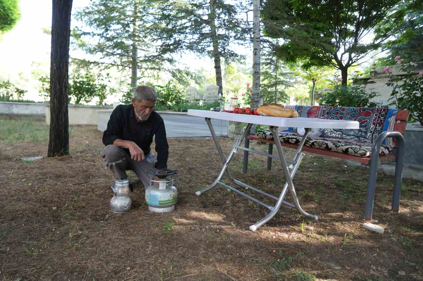 ruyayla-basladi-hayatinin-gorevi-oldu-19-yildir-karsiliksiz-mezarlik-bakimi-yapiyor