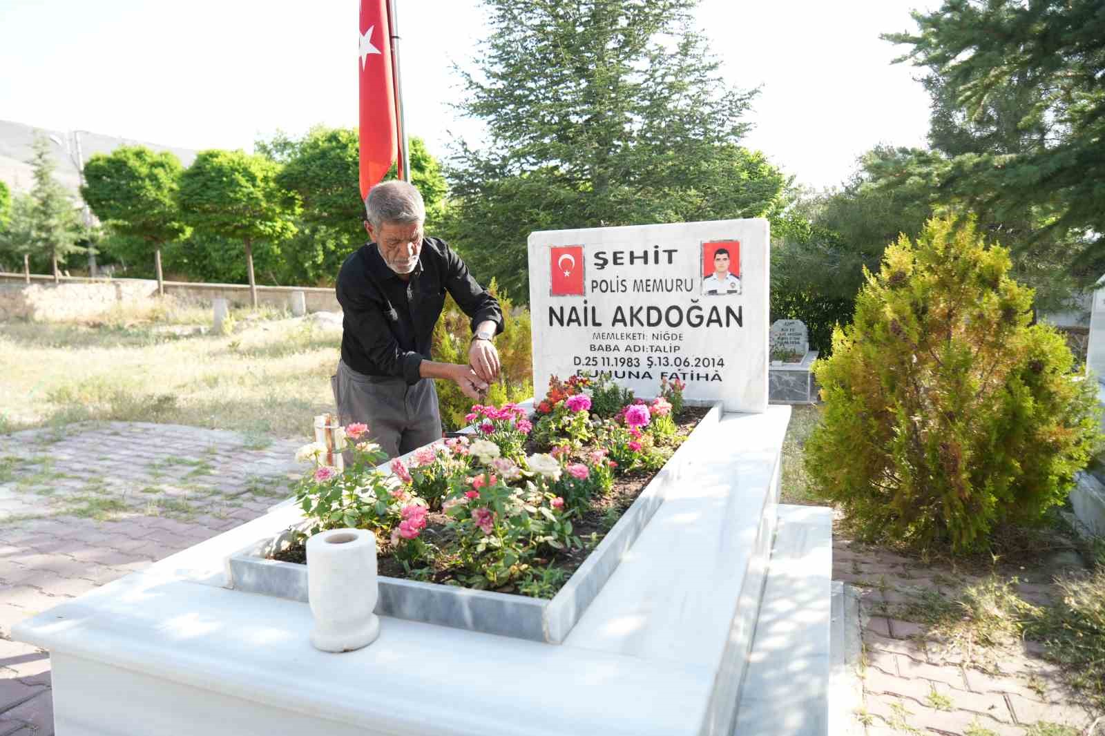 ruyayla-basladi-hayatinin-gorevi-oldu-19-yildir-karsiliksiz-mezarlik-bakimi-yapiyor