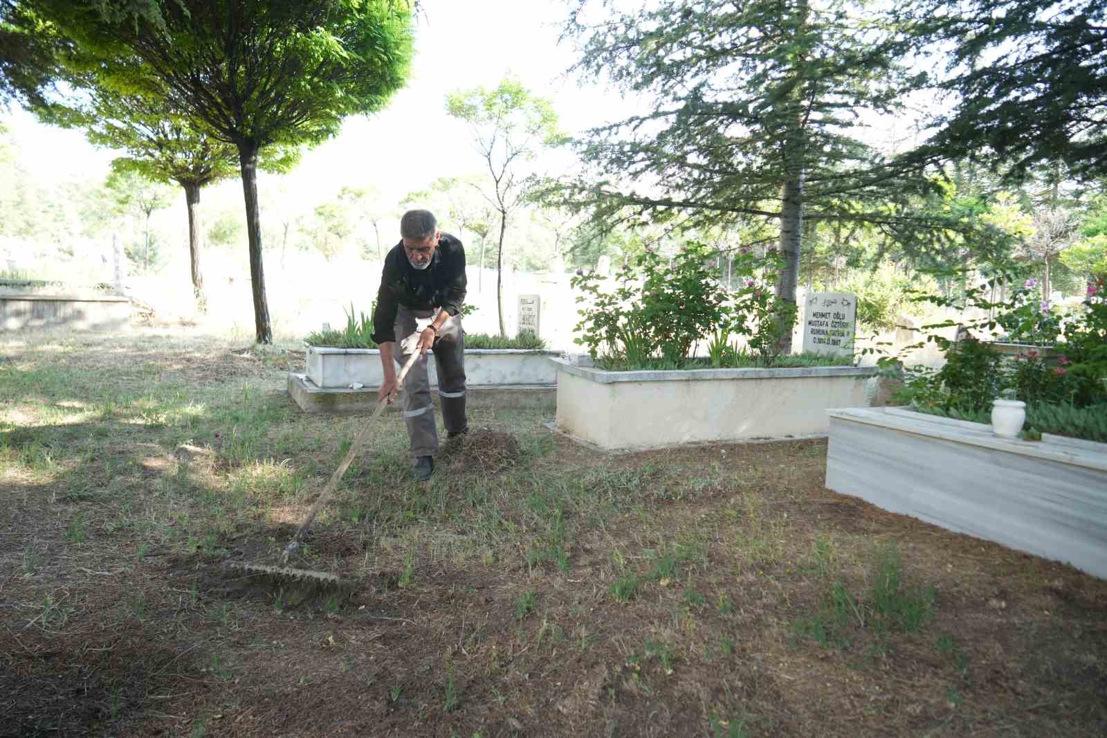 ruyayla-basladi-hayatinin-gorevi-oldu-19-yildir-karsiliksiz-mezarlik-bakimi-yapiyor