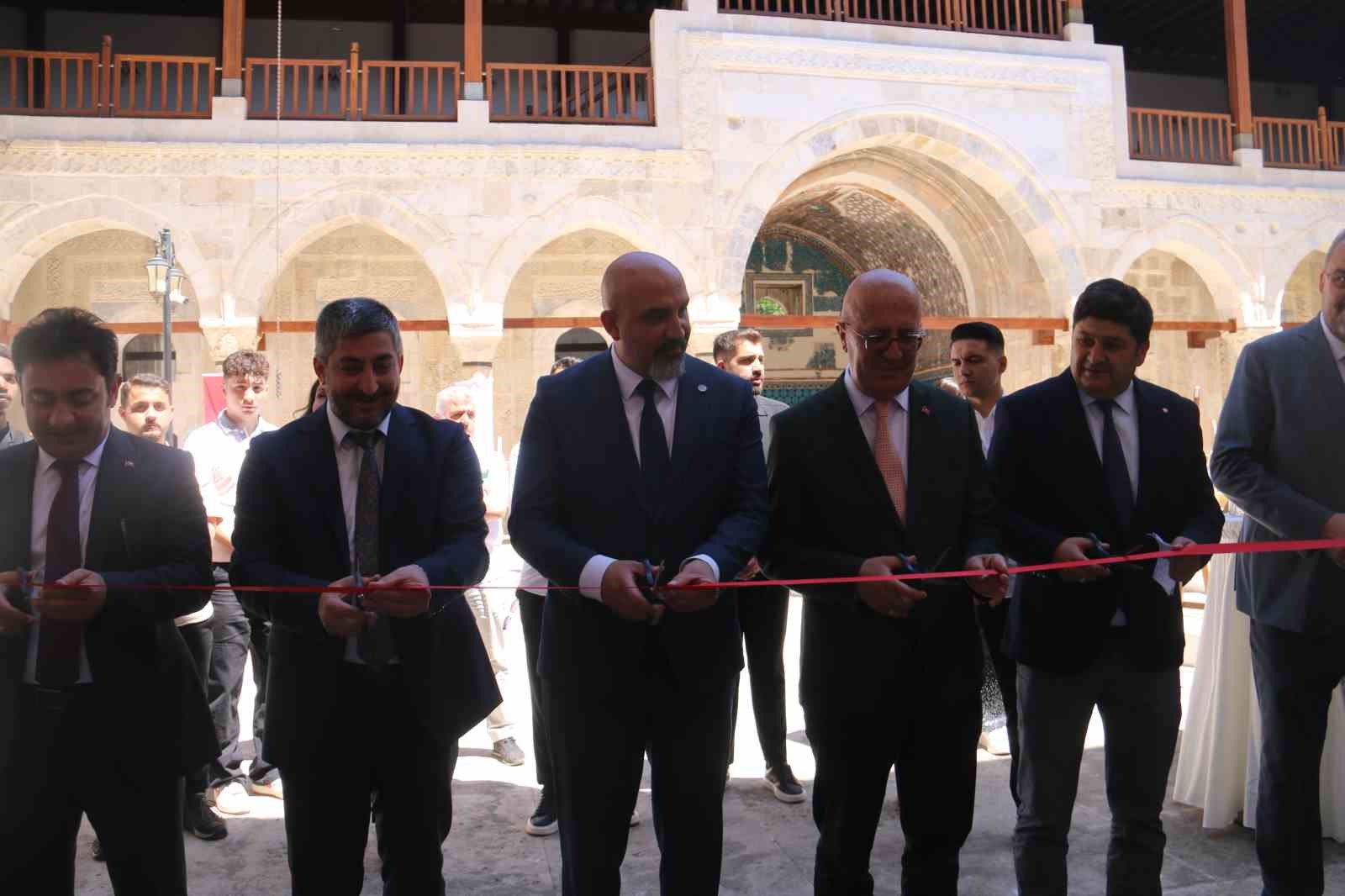 selcuklu-mimarisi-nasil-okunur-sergisi-selcuklu-mirasi-gok-medresede-acildi