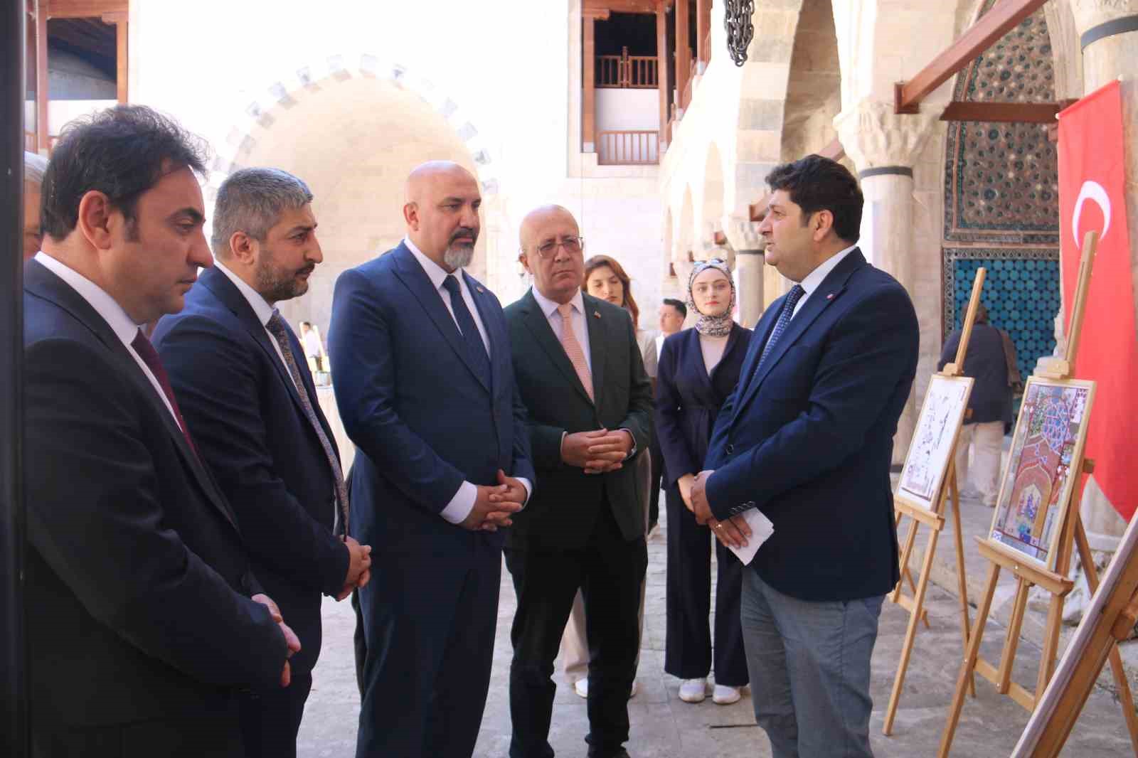 selcuklu-mimarisi-nasil-okunur-sergisi-selcuklu-mirasi-gok-medresede-acildi