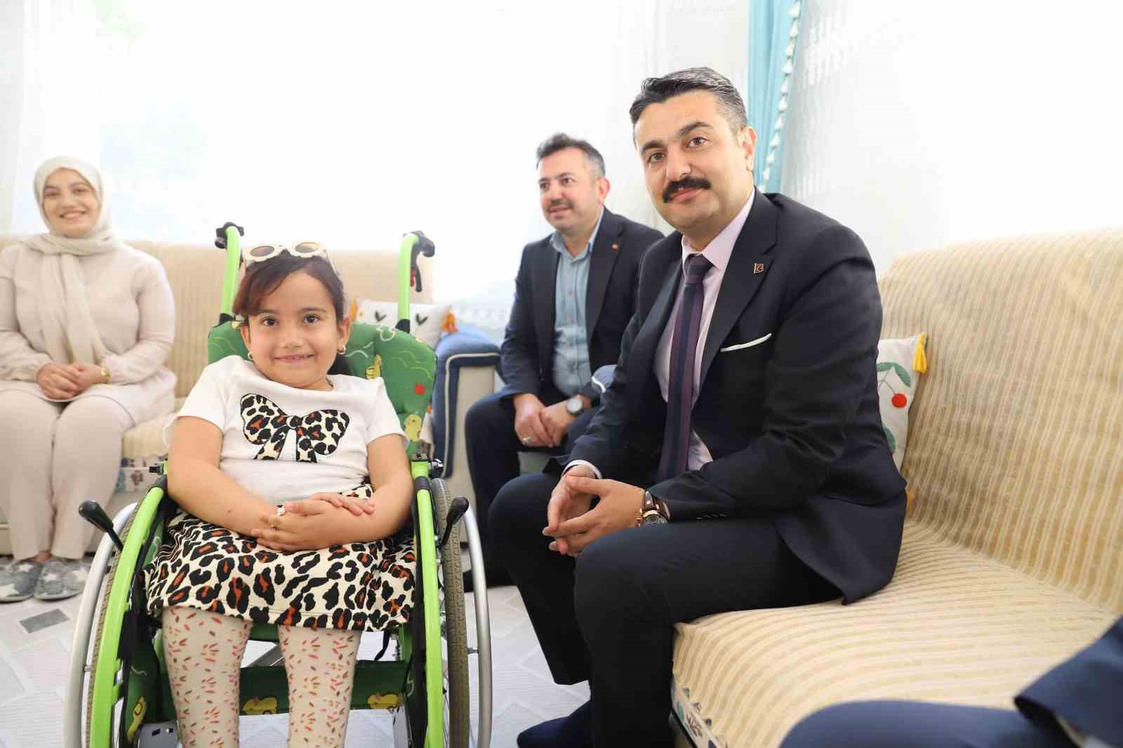 sivasta-evde-egitim-alan-ogrencilere-ozel-karne-ziyareti