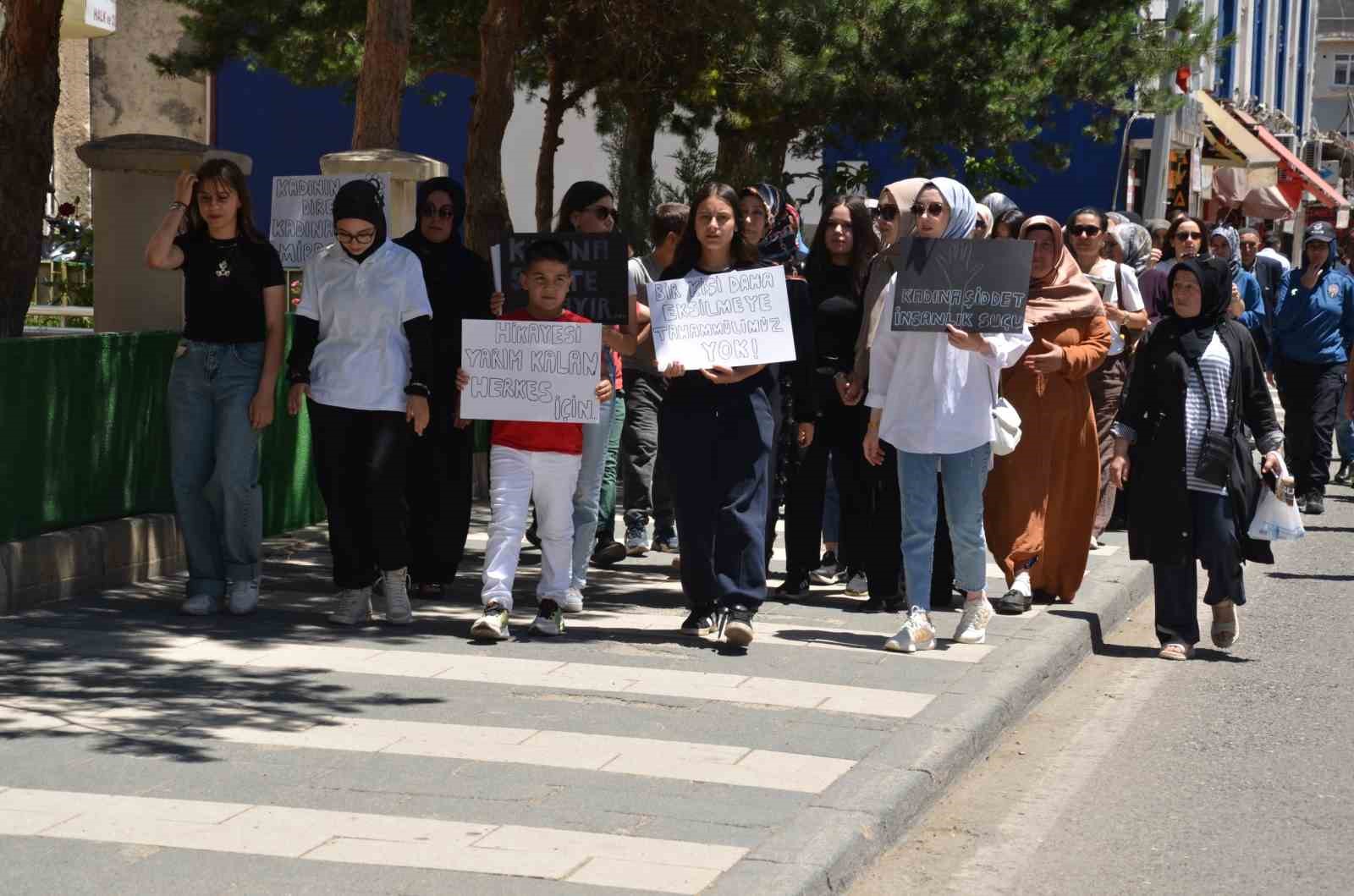 sivasta-kadinlar-3-cocuk-annesi-gonca-ozdemir-icin-yurudu