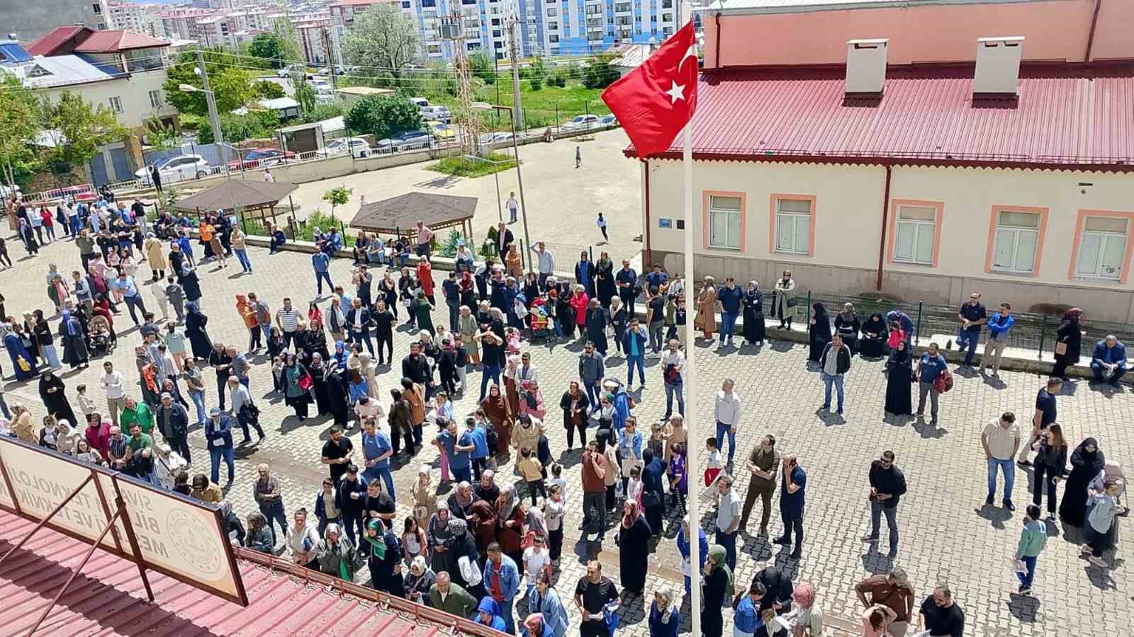 sivasta-ogrenciler-meslek-ortaokuluna-girmek-icin-ter-doktu