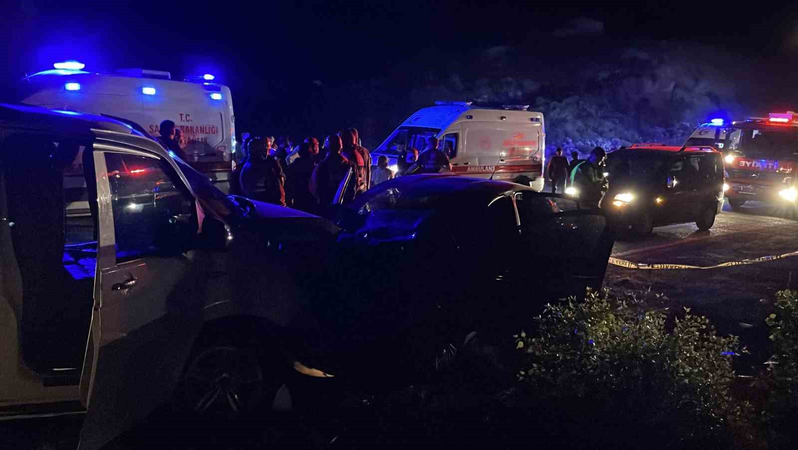sivasta-ters-yone-giren-minibus-otomobille-carpisti-1-olu-8-yarali