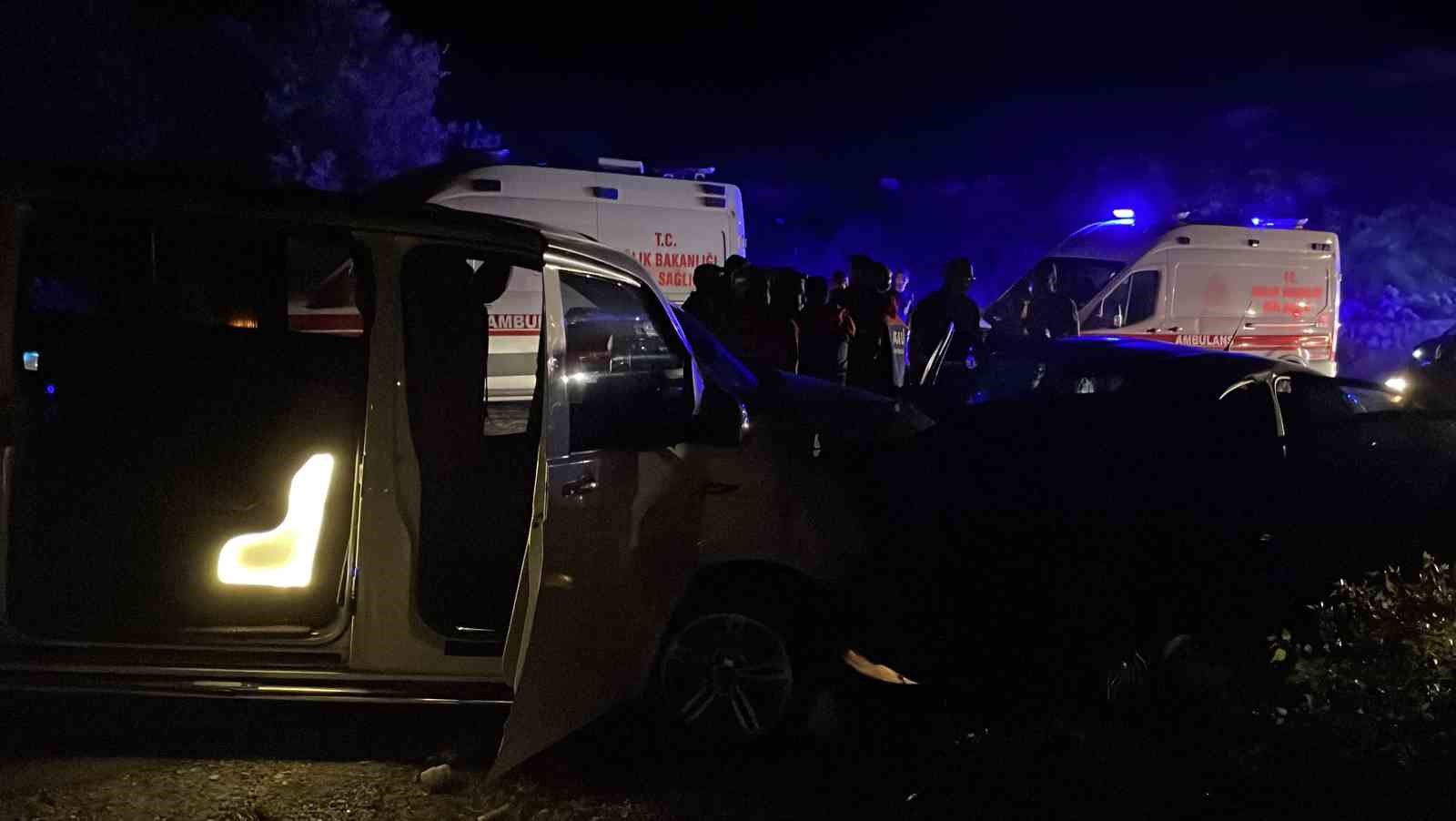 sivasta-ters-yone-giren-minibus-otomobille-carpisti-1-olu-8-yarali