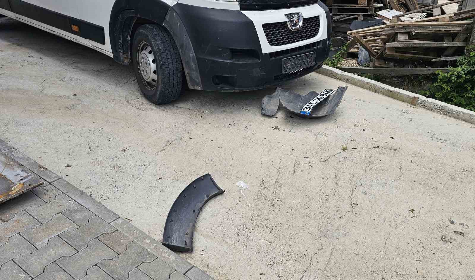 sokak-kopekleri-karavanin-tamponunu-parcaladi