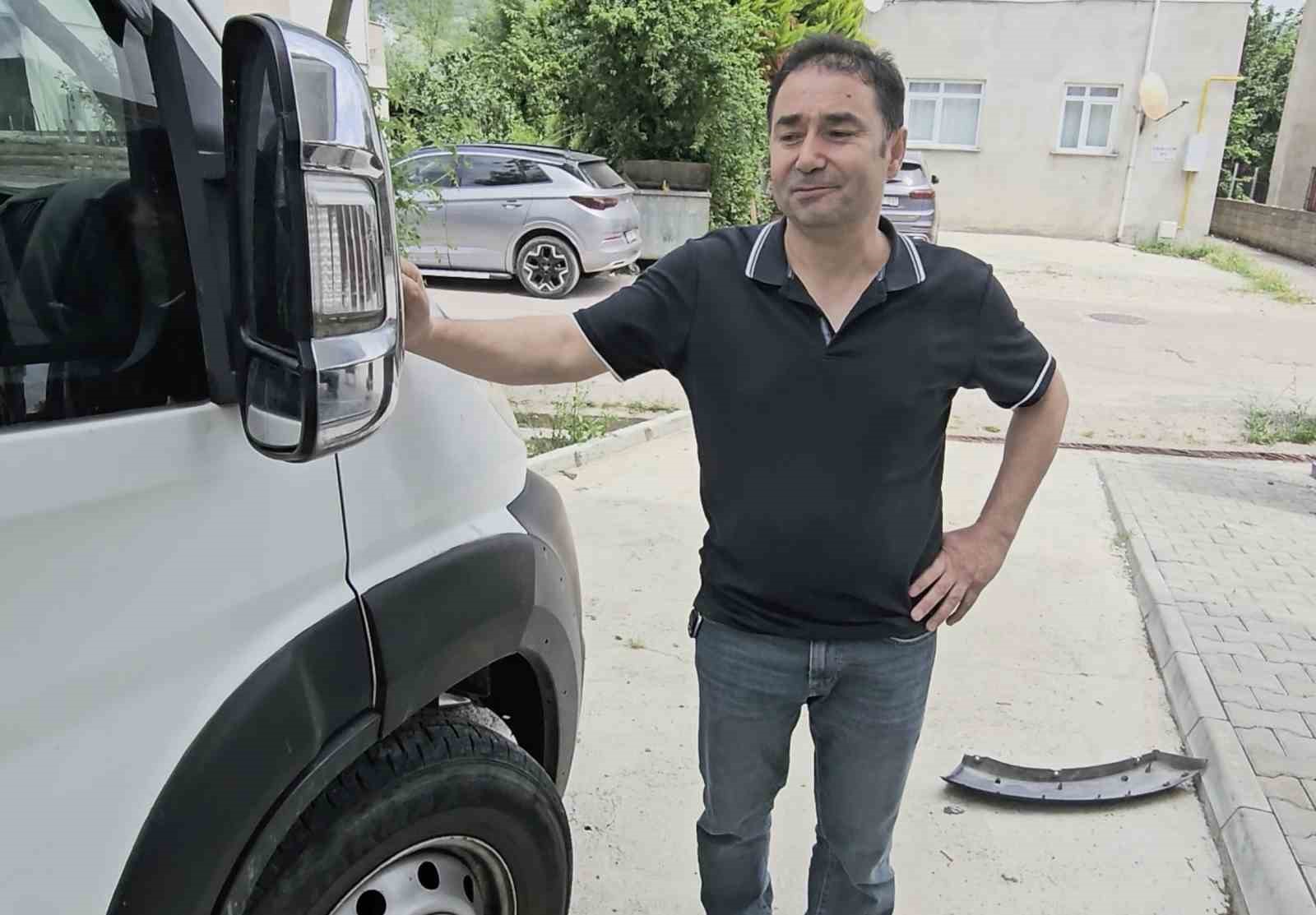 sokak-kopekleri-karavanin-tamponunu-parcaladi