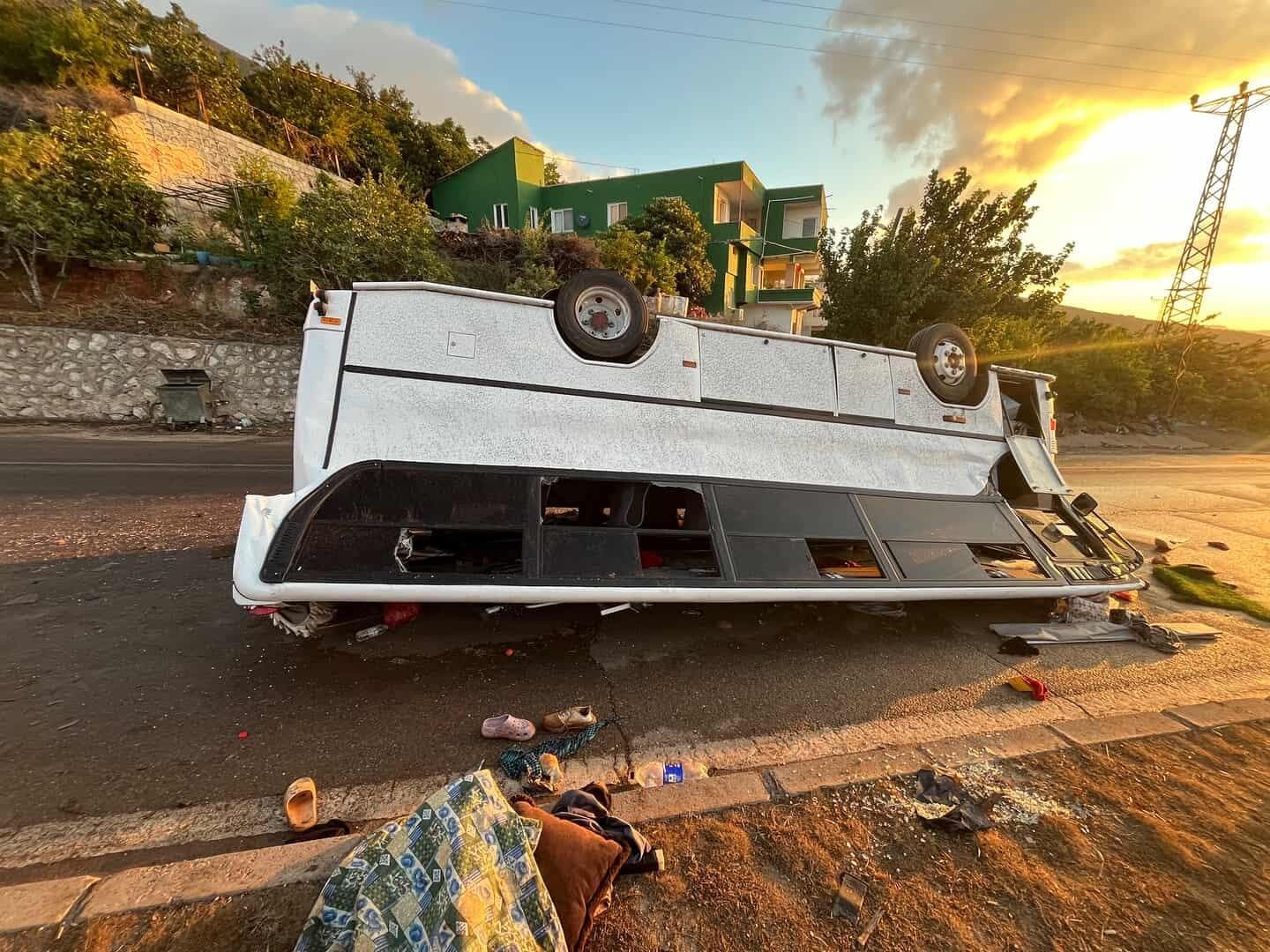 tarim-iscilerini-tasiyan-servis-midibusu-ters-dondu-25-yarali