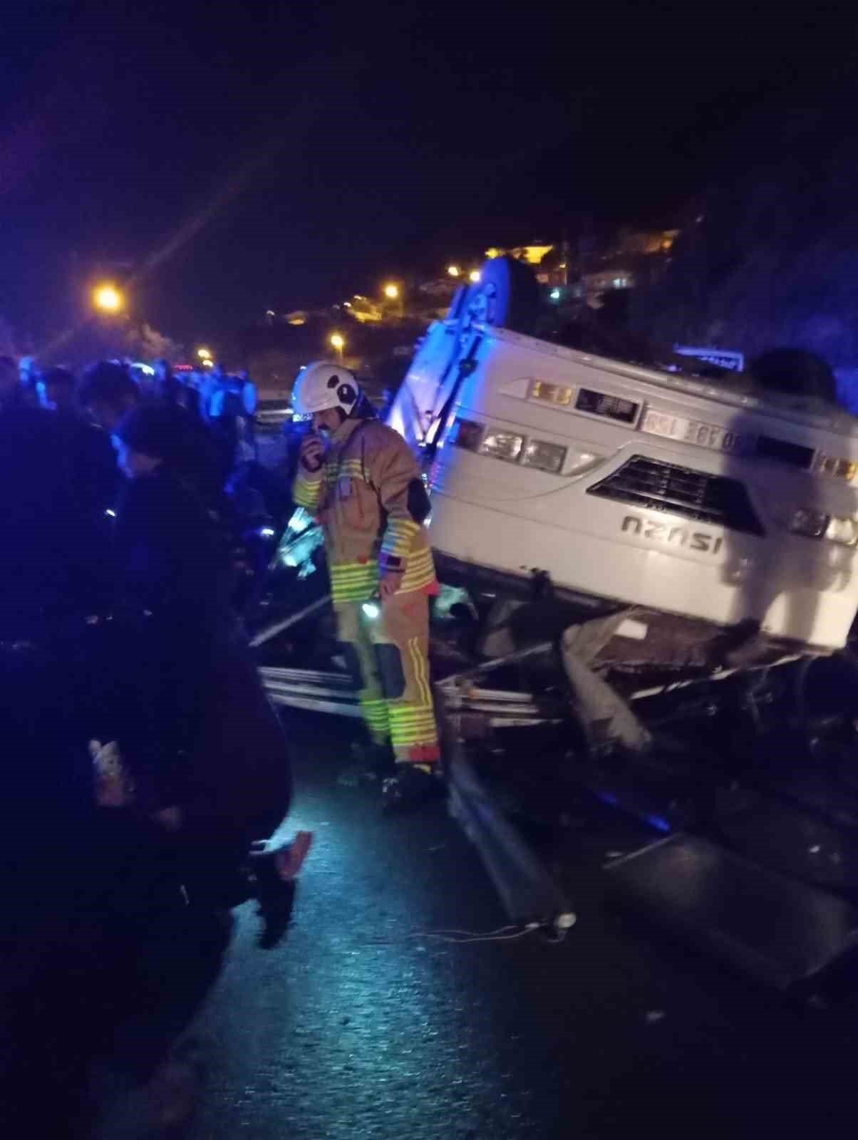 tarim-iscilerini-tasiyan-servis-midibusu-ters-dondu-25-yarali
