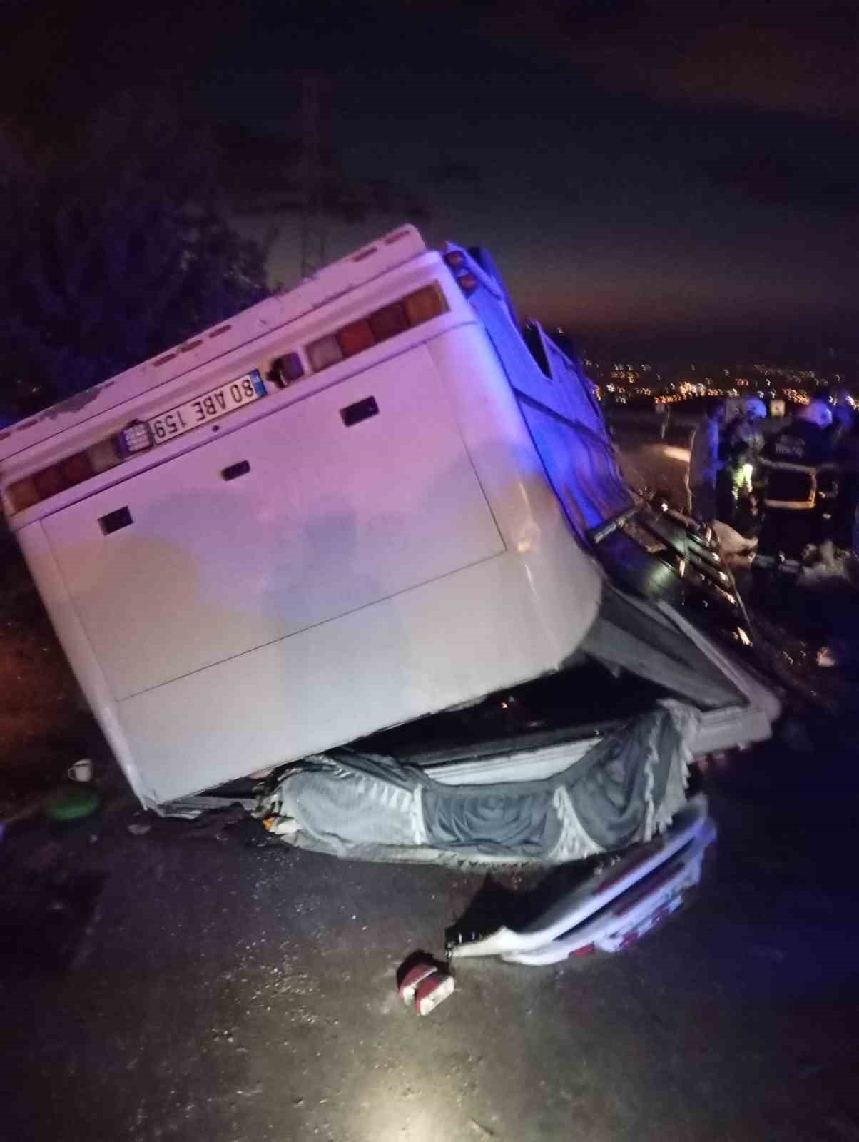 tarim-iscilerini-tasiyan-servis-midibusu-ters-dondu-25-yarali