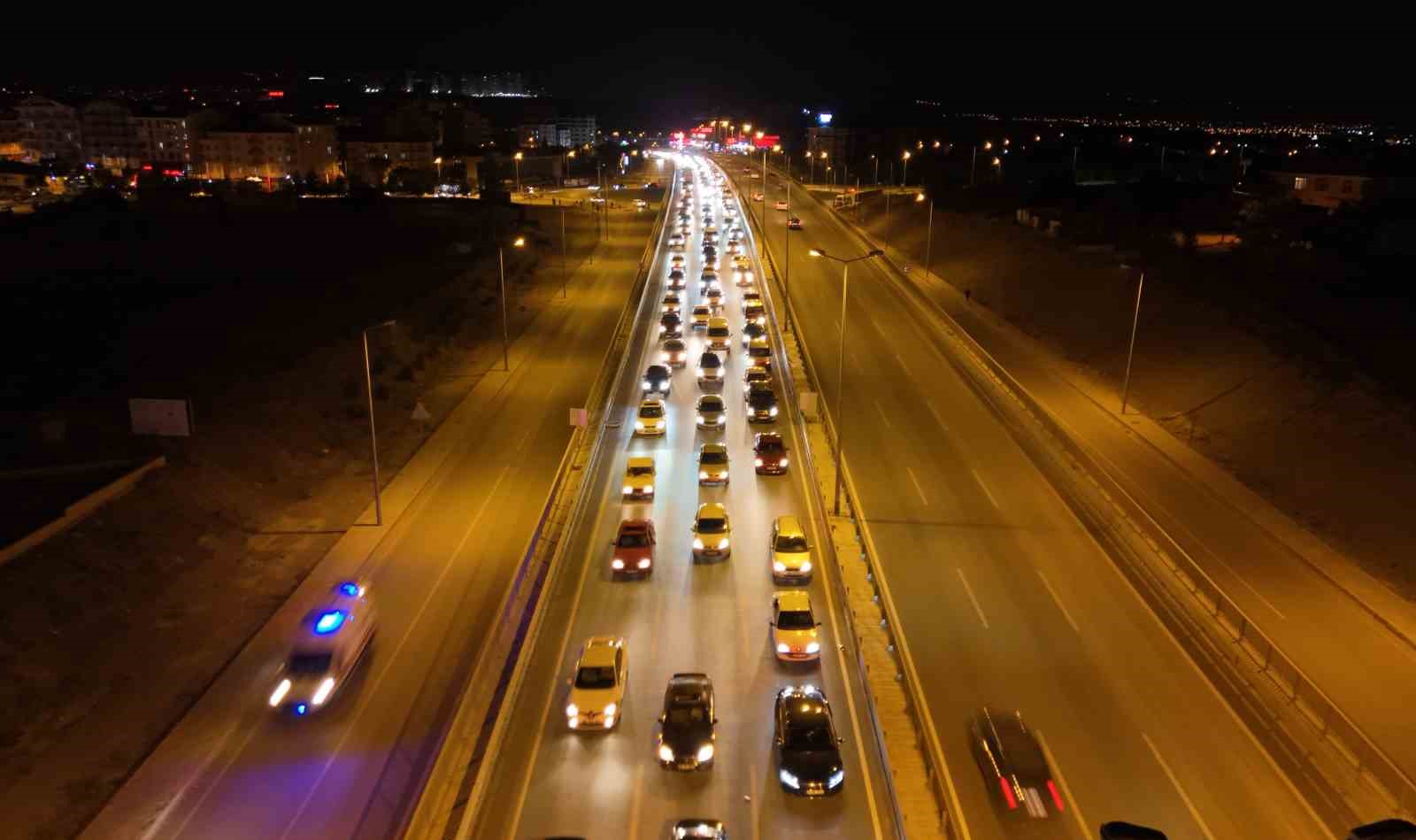 tatilin-son-gecesinde-trafik-yogunlugu-zirve-yapti-43-ilin-gecis-guzergahi-havadan-goruntulendi