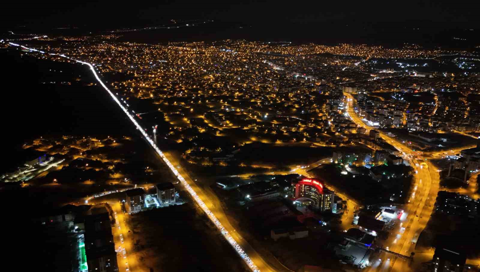 tatilin-son-gecesinde-trafik-yogunlugu-zirve-yapti-43-ilin-gecis-guzergahi-havadan-goruntulendi