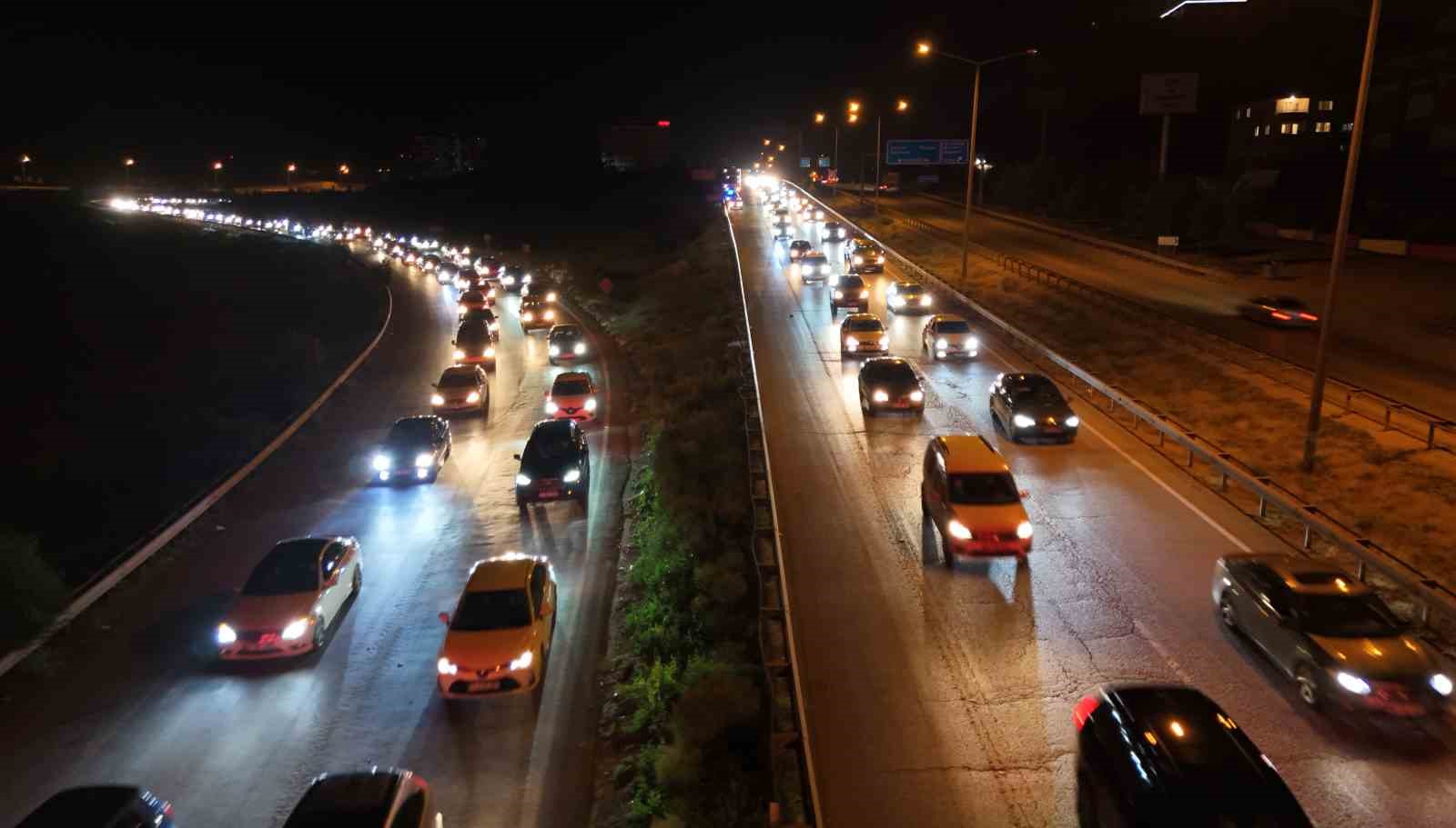tatilin-son-gecesinde-trafik-yogunlugu-zirve-yapti-43-ilin-gecis-guzergahi-havadan-goruntulendi
