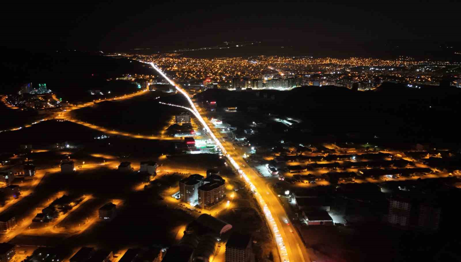 tatilin-son-gecesinde-trafik-yogunlugu-zirve-yapti-43-ilin-gecis-guzergahi-havadan-goruntulendi