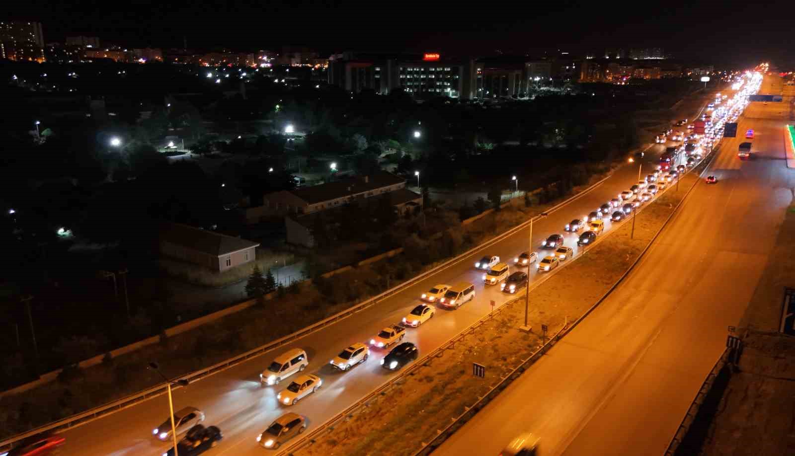 tatilin-son-gecesinde-trafik-yogunlugu-zirve-yapti-43-ilin-gecis-guzergahi-havadan-goruntulendi
