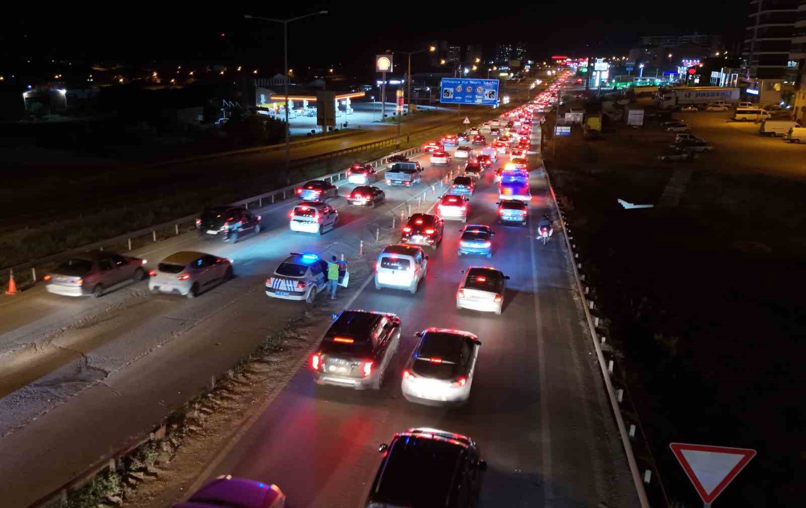 tatilin-son-gecesinde-trafik-yogunlugu-zirve-yapti-43-ilin-gecis-guzergahi-havadan-goruntulendi