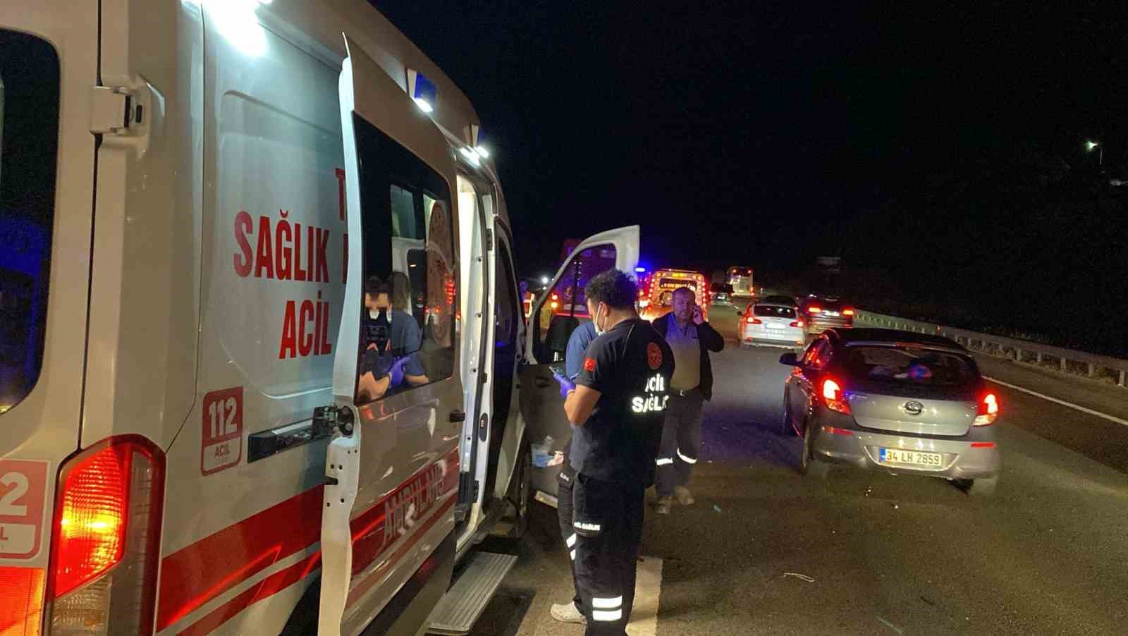tem-otoyolunda-cip-ile-carpisan-tir-orta-refuje-devrildi-2-yarali