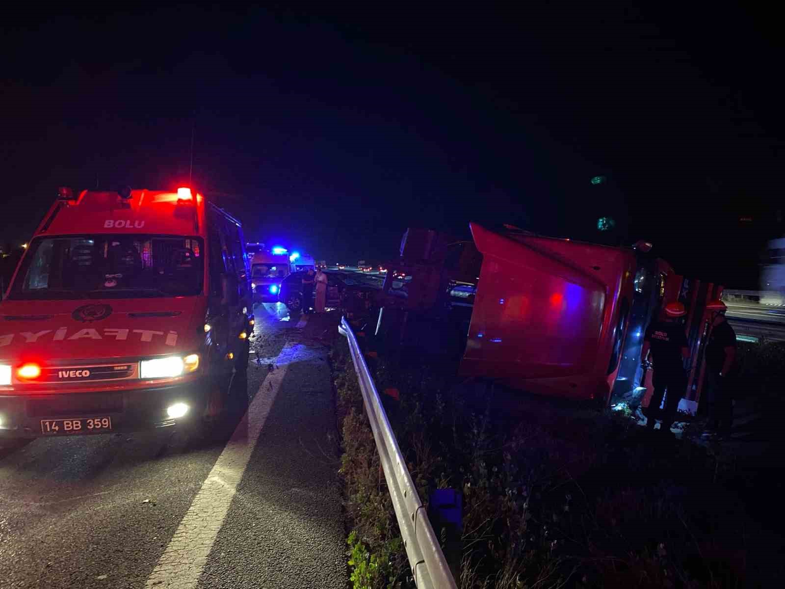 tem-otoyolunda-cip-ile-carpisan-tir-orta-refuje-devrildi-2-yarali