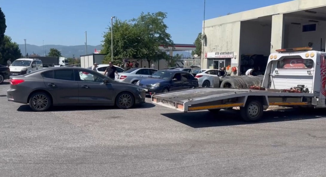 temde-yol-calismasi-tuzaga-dondu-onlarca-surucu-solugu-lastikcide-aldi