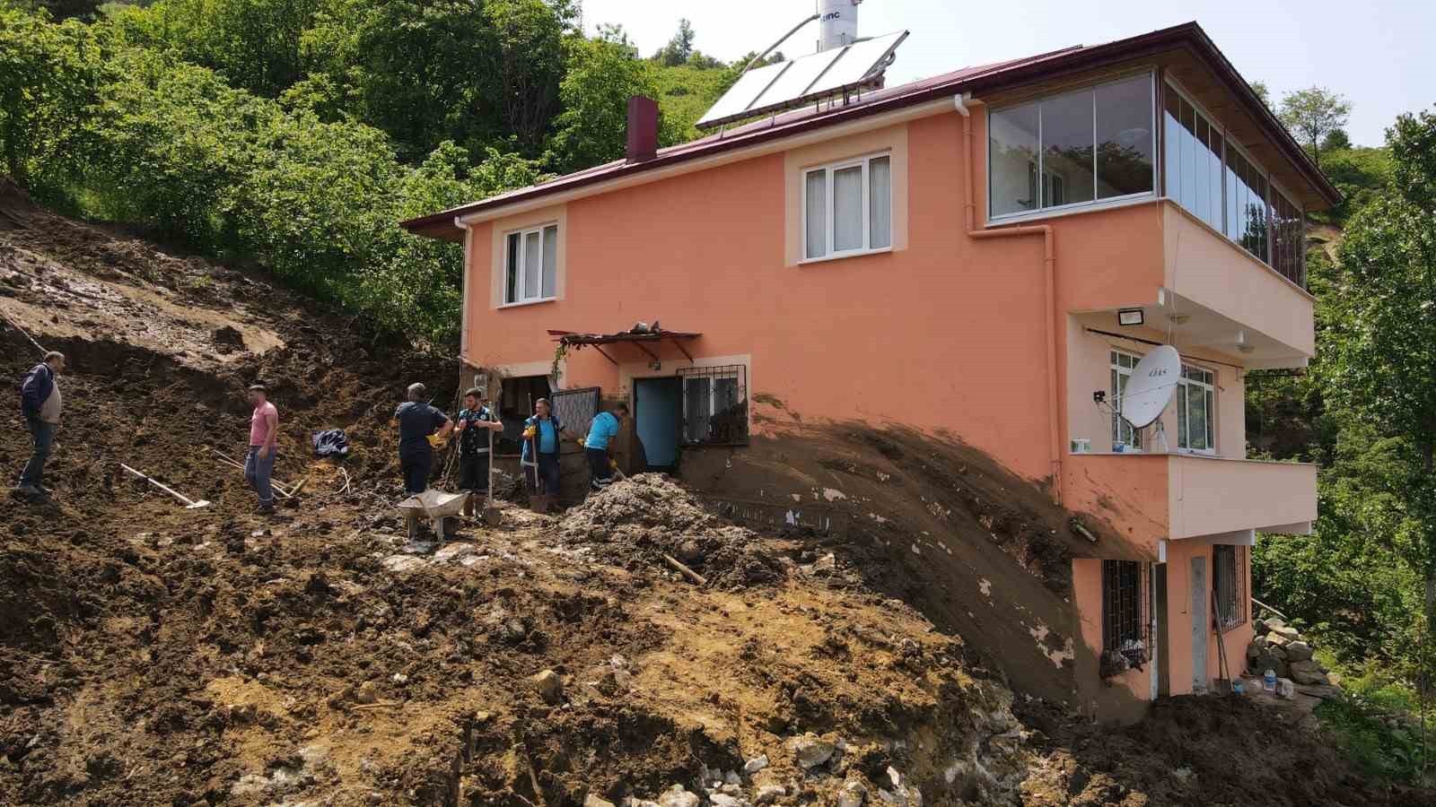 trabzonda-heyelan-5-ev-tehlike-altinda