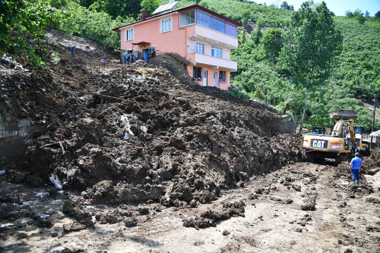 trabzonda-heyelan-5-ev-tehlike-altinda