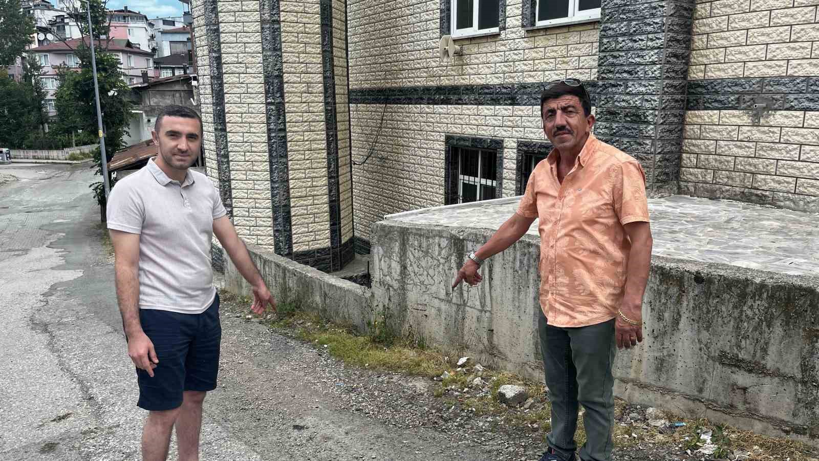 uzman-cavustan-hayat-kurtaran-hamle-nefes-borusuna-dondurma-kulahi-kacan-cocugu-heimlich-manevrasiyla-kurtardi
