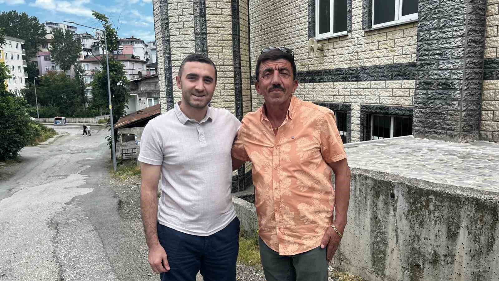 uzman-cavustan-hayat-kurtaran-hamle-nefes-borusuna-dondurma-kulahi-kacan-cocugu-heimlich-manevrasiyla-kurtardi