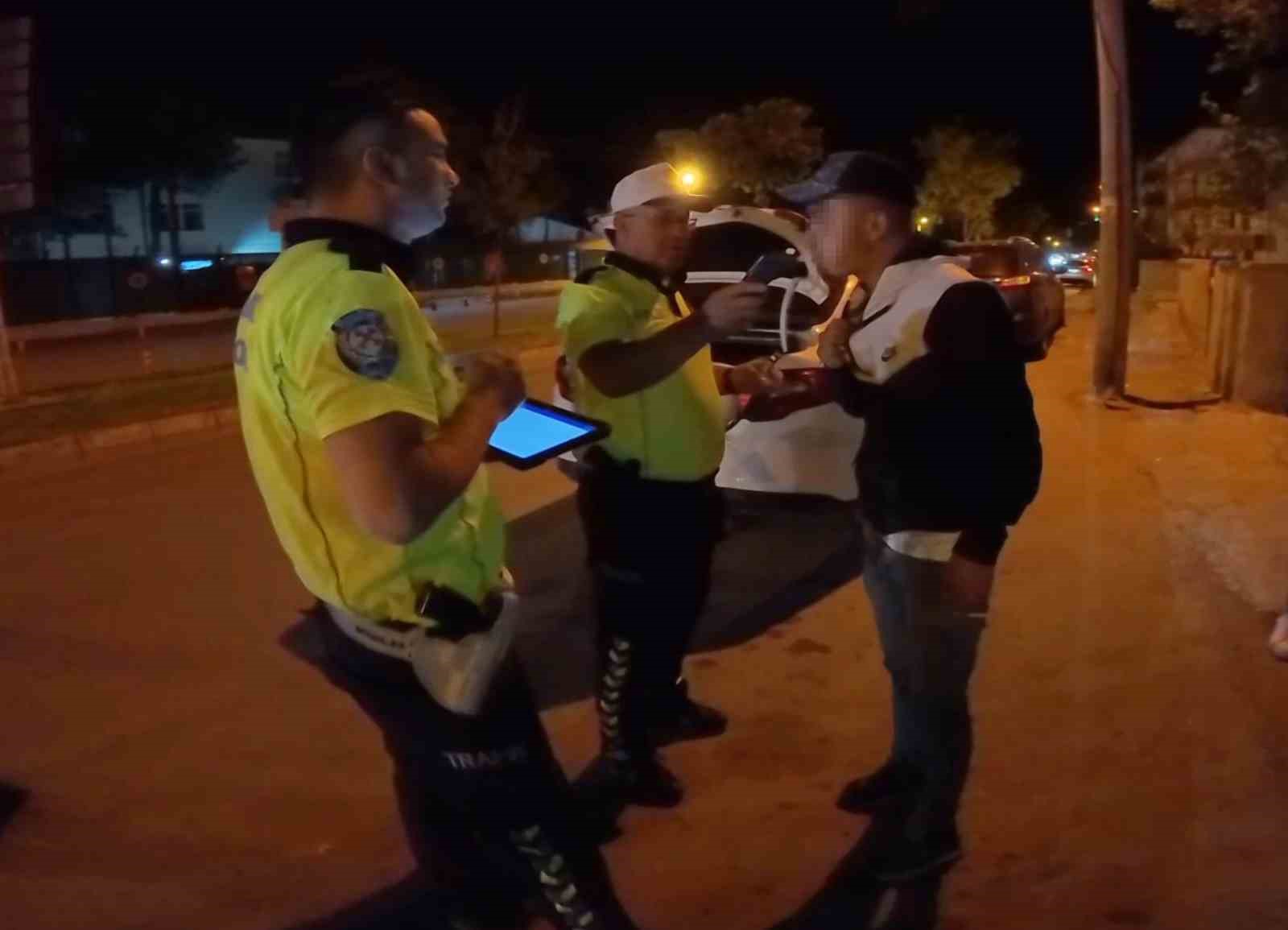 yasal-sinirin-16-kat-ustunde-alkollu-cikan-surucu-ne-polisi-dinledi-ne-de-saglikcilari