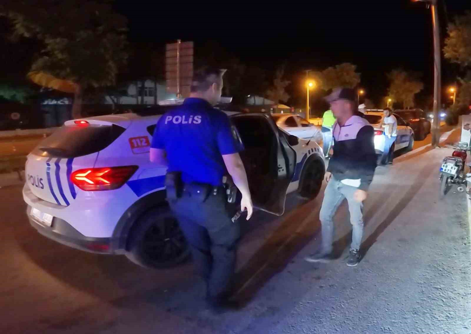 yasal-sinirin-16-kat-ustunde-alkollu-cikan-surucu-ne-polisi-dinledi-ne-de-saglikcilari