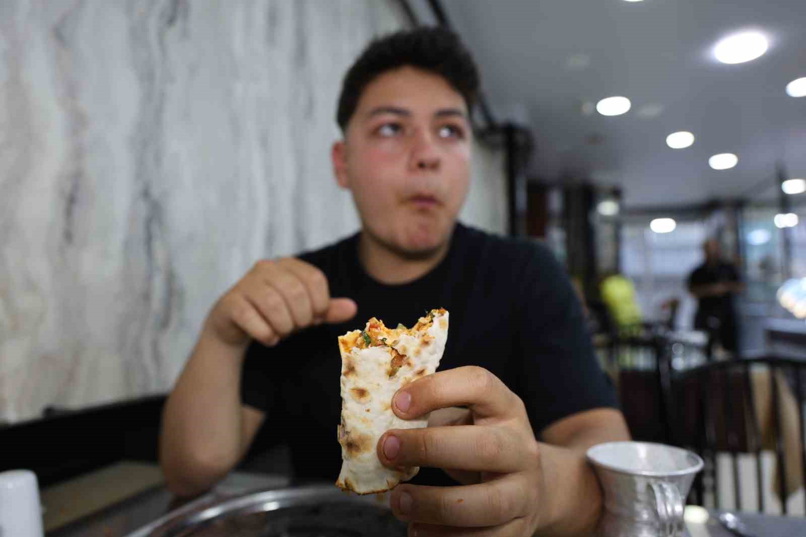yasina-ve-kilosuna-bakmadan-bir-oturusta-15-lahmacun-yiyor