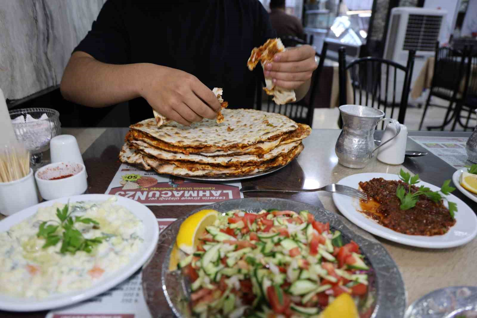 yasina-ve-kilosuna-bakmadan-bir-oturusta-15-lahmacun-yiyor
