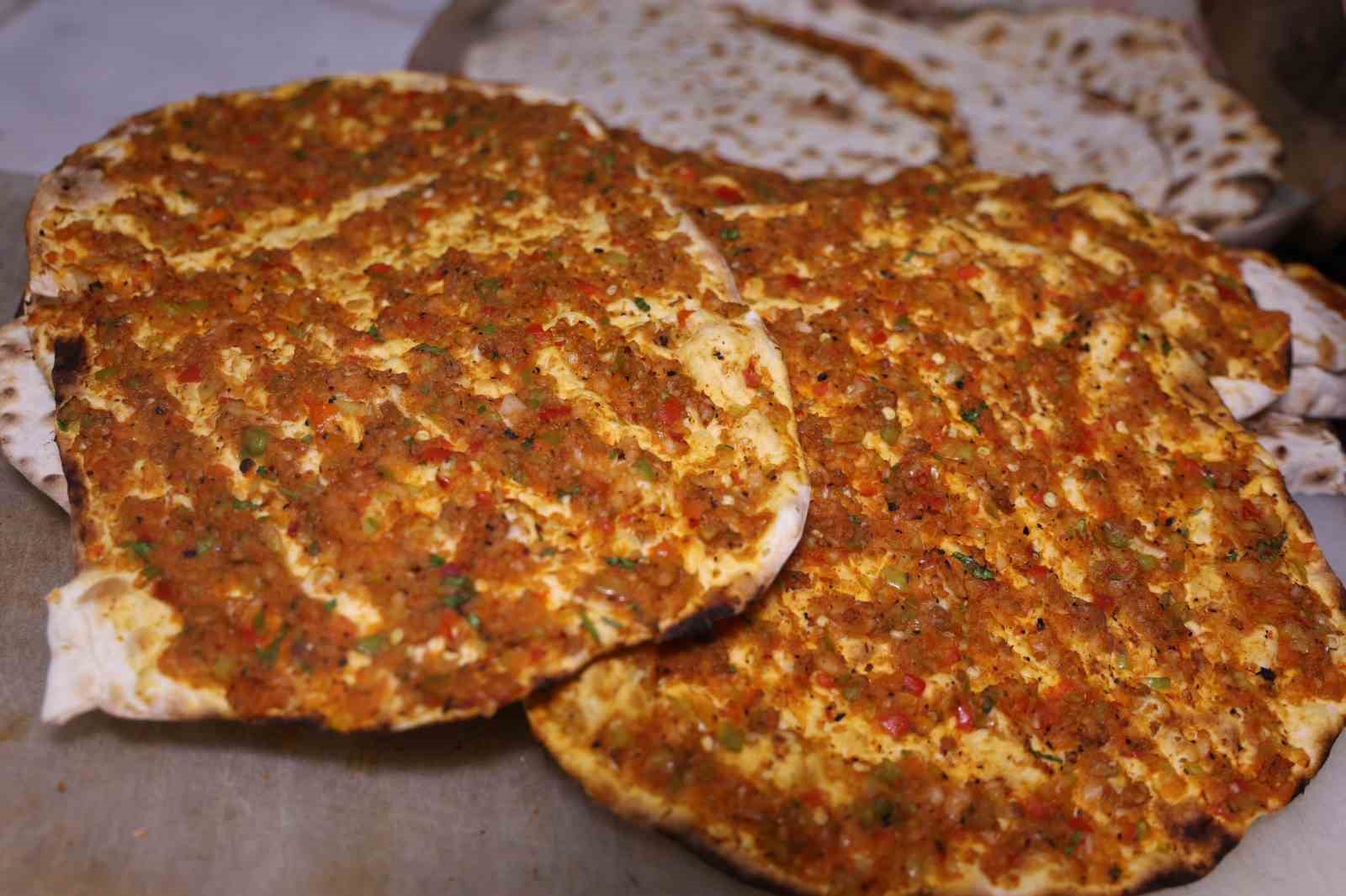 yasina-ve-kilosuna-bakmadan-bir-oturusta-15-lahmacun-yiyor