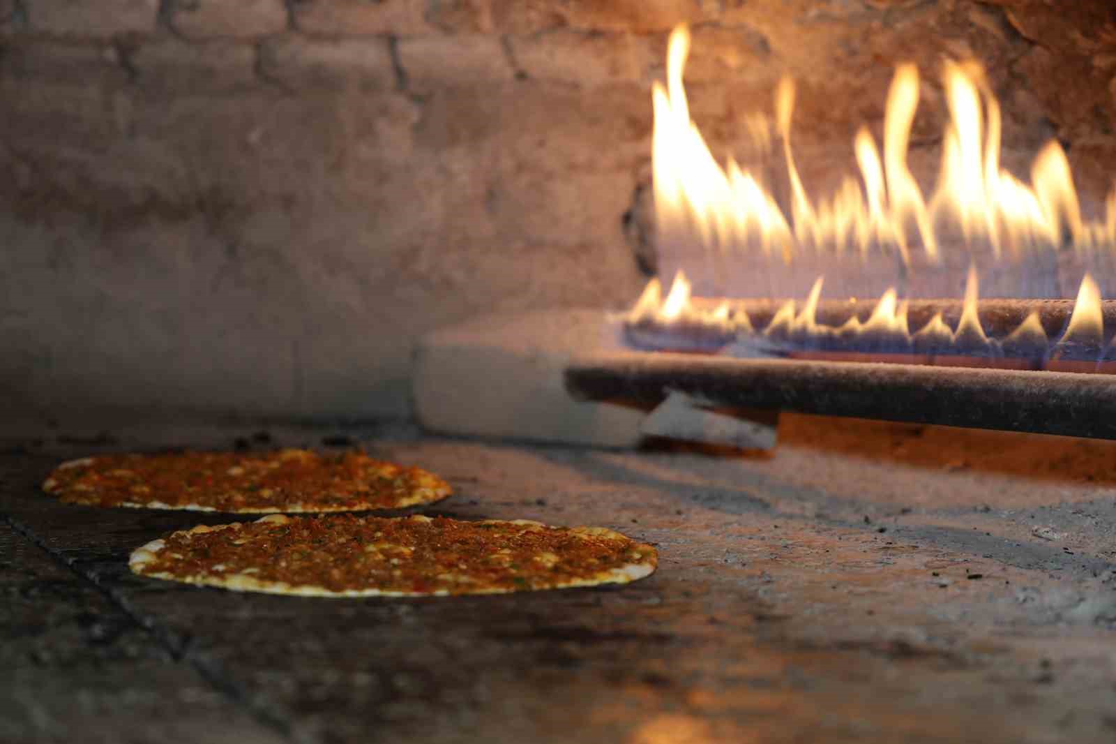 yasina-ve-kilosuna-bakmadan-bir-oturusta-15-lahmacun-yiyor