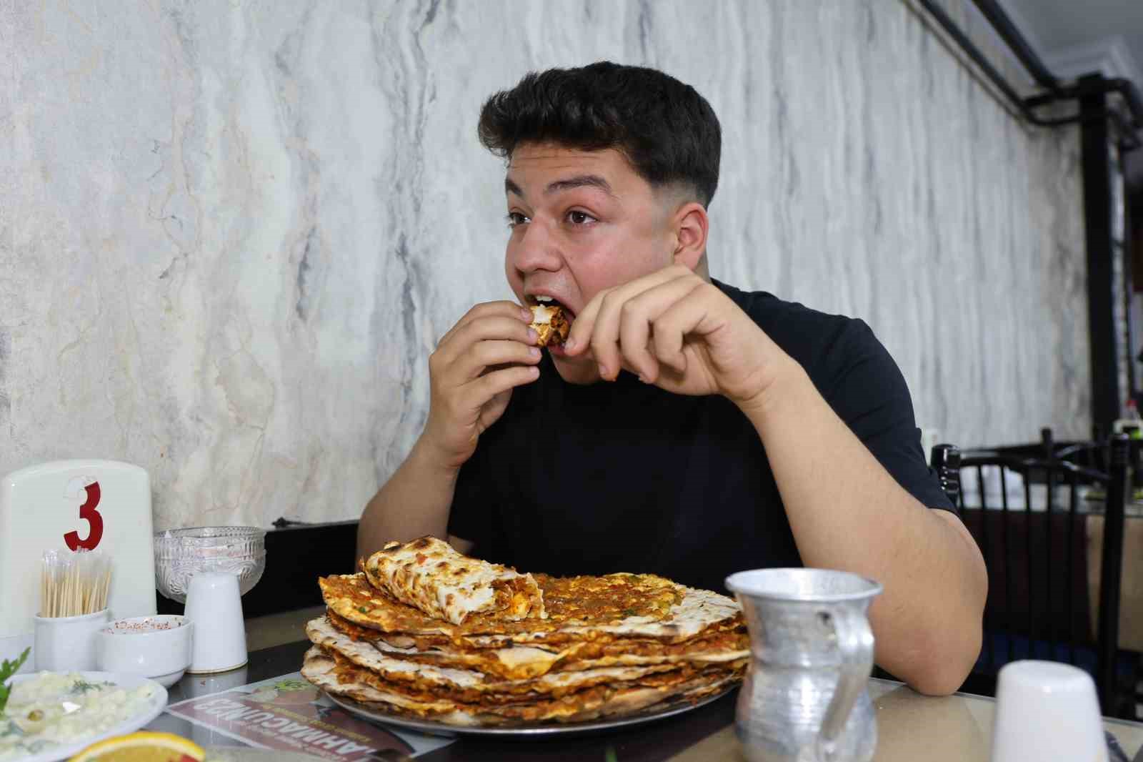 yasina-ve-kilosuna-bakmadan-bir-oturusta-15-lahmacun-yiyor