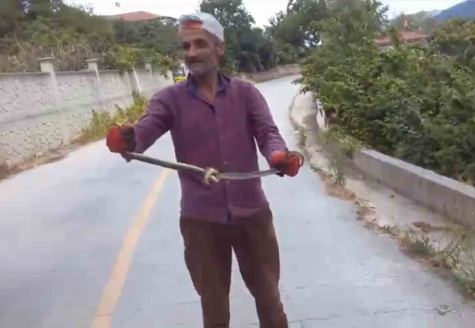 yilanlari-elleriyle-yakaladi