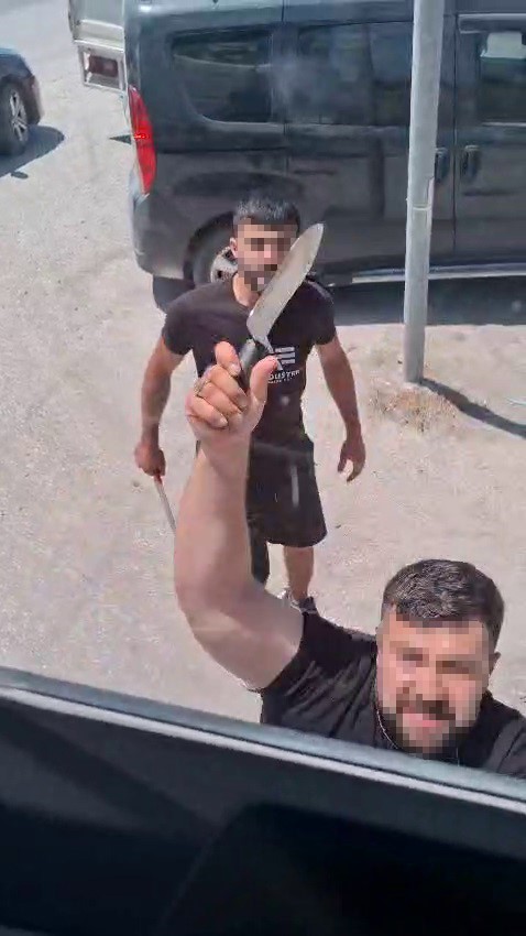 yol-verme-tartismasinda-satirla-saldirdi
